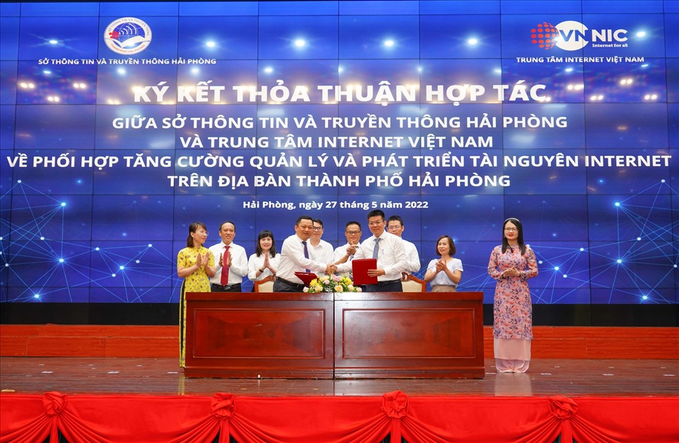 Trung tâm Internet Việt Nam và Sở Thông tin và Truyền thông Hải Phòng ký kết thoả thuận hợp tác.