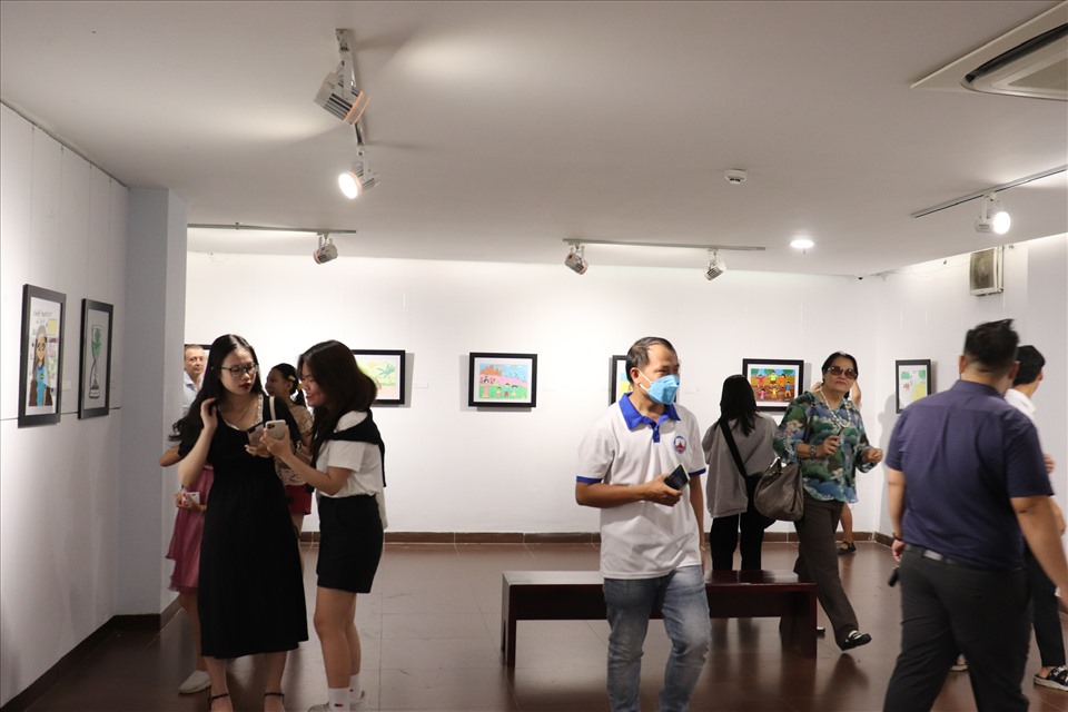 Hơn 50 bức tranh với đa dạng chất liệu sáp màu, sáp dầu, màu nước….của trẻ em khuyết tật, mồ côi tại Đà Nẵng được trưng bày tại triển lãm. Ảnh: Nguyễn Linh
