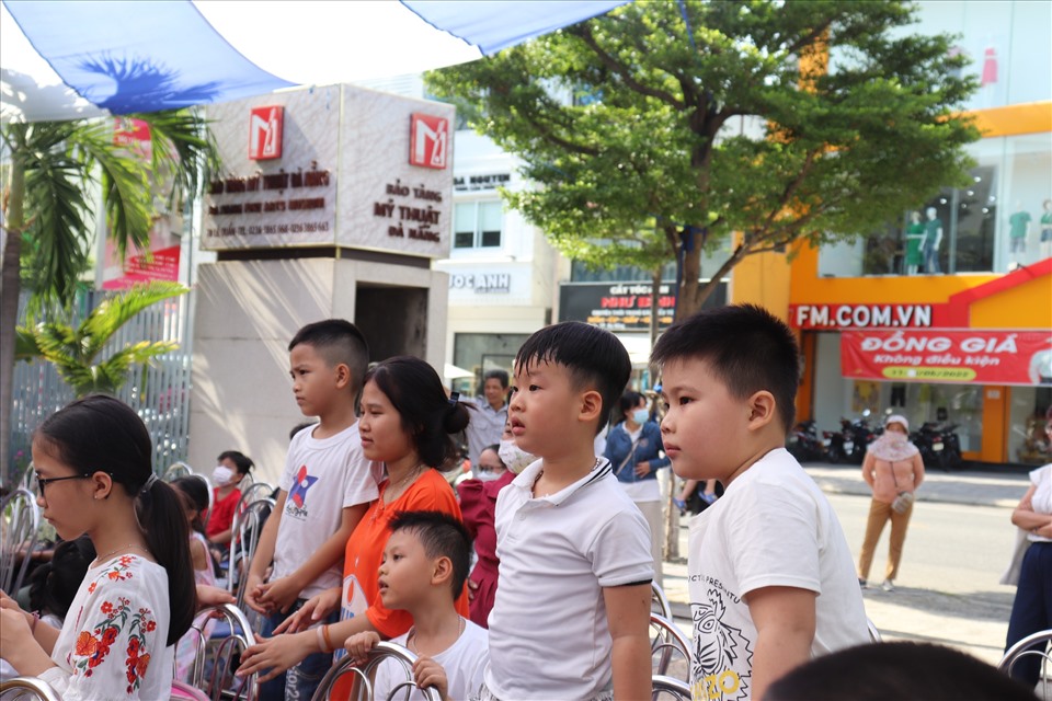 Các học viên của Trung tâm nuôi dạy trẻ em khó khăn thành phố Đà Nẵng (Làng Hy vọng) háo hức chờ đợi các tiết mục văn nghệ trong buổi triển lãm. Ảnh: Nguyễn Linh
