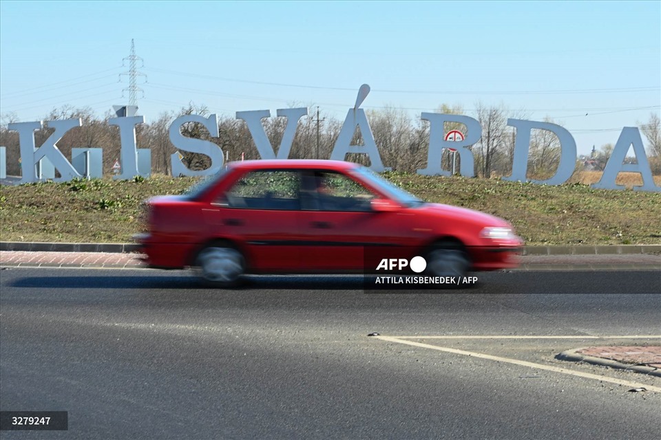 Cars are moving on the road in Kisvarda, eastern Hungary, about 300km from the Hungarian capital Budapest.  Illustration.  Photo: AFP