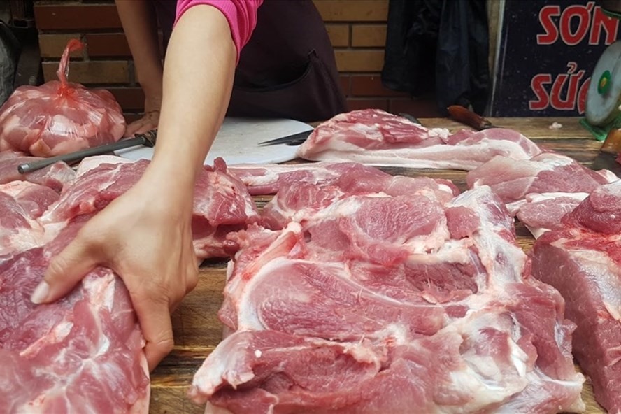 Giá lợn hơi không có sự bứt phá, nhưng giá thịt lợn tại chợ đã tăng mạnh “tát nước” theo giá xăng dầu. Ảnh: Vũ Long
