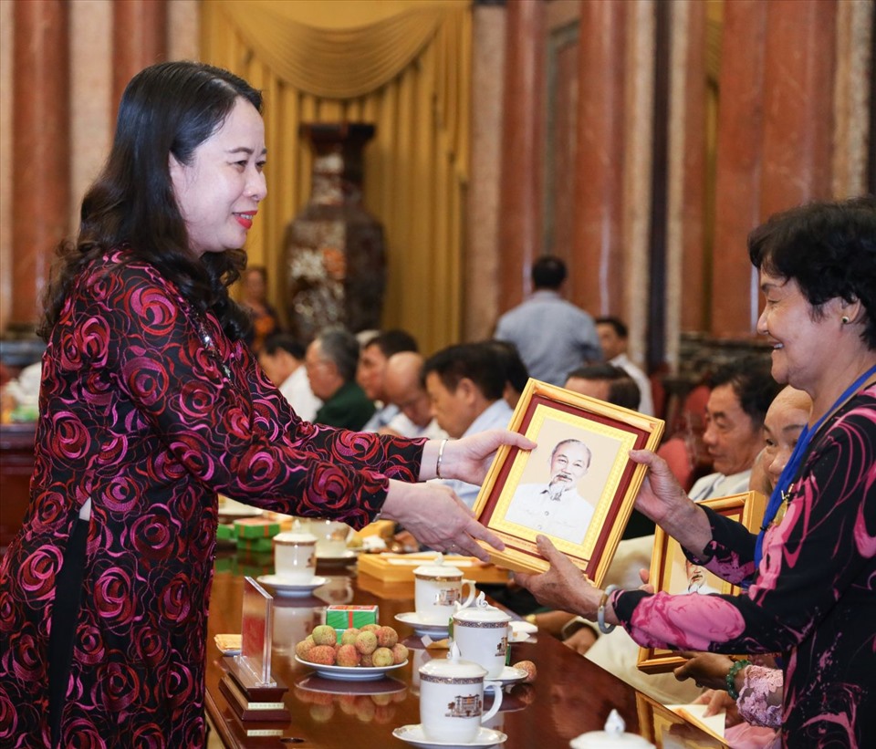 Phó Chủ tịch nước Võ Thị Ánh Xuân trao chân dung Chủ tịch Hồ Chí Minh tặng các đại biểu.