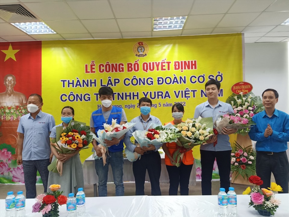 Lãnh đạo Công đoàn KCN tỉnh Hải Dương chúc mừng Ban chấp hành công đoàn cơ sở mới thành lập. Ảnh: DT