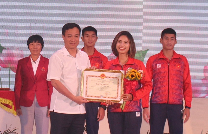 Chủ tịch UBND tỉnh Triệu Thế Hùng trao bằng khen cho các VĐV giành huy chương bạc tại SEA Games 31. Ảnh: Cổng TTĐT tỉnh Hải Dương
