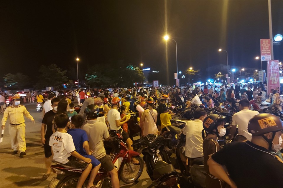 CSGT thành phố Hà Tĩnh phải ra làm nhiệm vụ để tránh ùn tắc. Ảnh: TT.