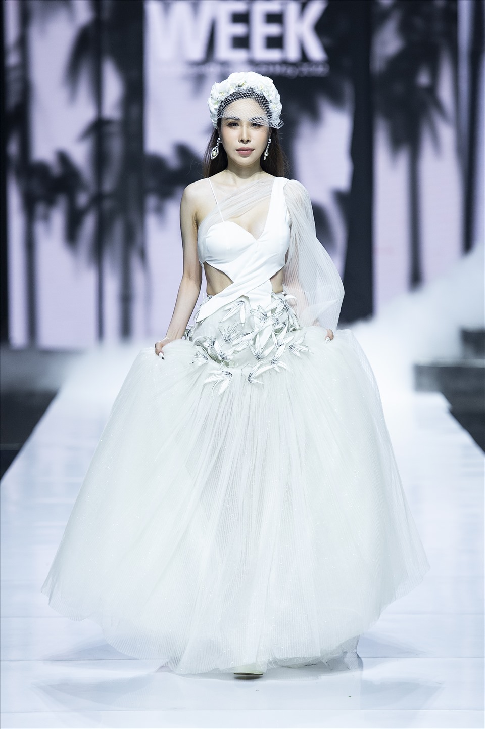 Hoa hậu Áo dài Hoàng Dung hóa thành một “nàng công chúa” xinh đẹp, kiều diễm trong váy trắng cut-out tinh tế. Ảnh: Ben Lê.