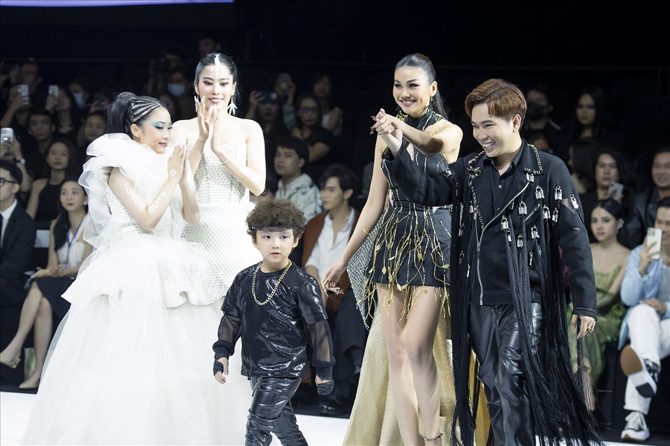 Sau khi “đổ bộ” Tuần lễ thời trang Quốc tế Việt Nam, cuối tháng 6 tới, nam thiết kế sẽ “đem chuông đi đánh xứ người” tại sự kiện thời trang lớn nhất xứ sở chùa Vàng - Thailand Fashion Week 2022. Ảnh: Ben Lê.