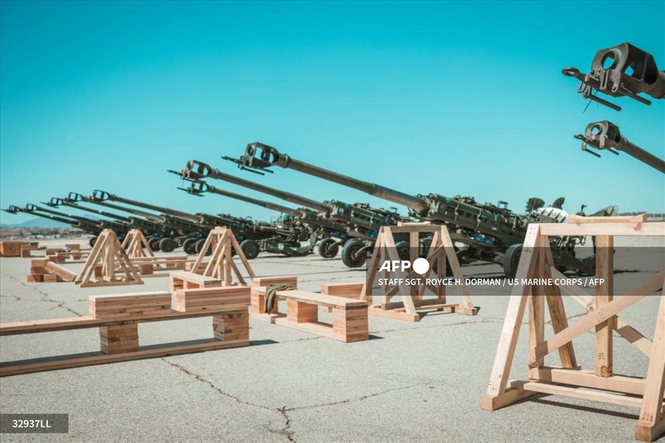 M777 155 mm cannons of the US Marine Corps prepare to be loaded onto a US Air Force C-17 Globemaster III aircraft at a base in California, USA on April 22, 2022 to be transported to Ukraine.  Photo: AFP