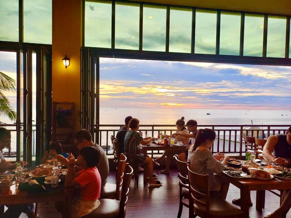 Du khách vừa có thể thưởng thức món ăn ngon vừa ngắm nhìn bờ biển đầy lãng mạn. Ảnh: Phương