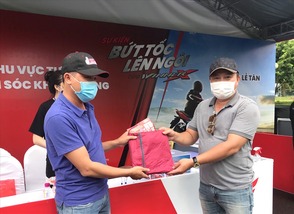 Phó Chủ tịch Công đoàn các khu Công nghiệp, khu kinh tế tỉnh Đồng Tháp Nguyễn Thanh Nhàn trao quà tặng cho người lao động tham gia kiểm tra lái xe an toàn. Ảnh: TN