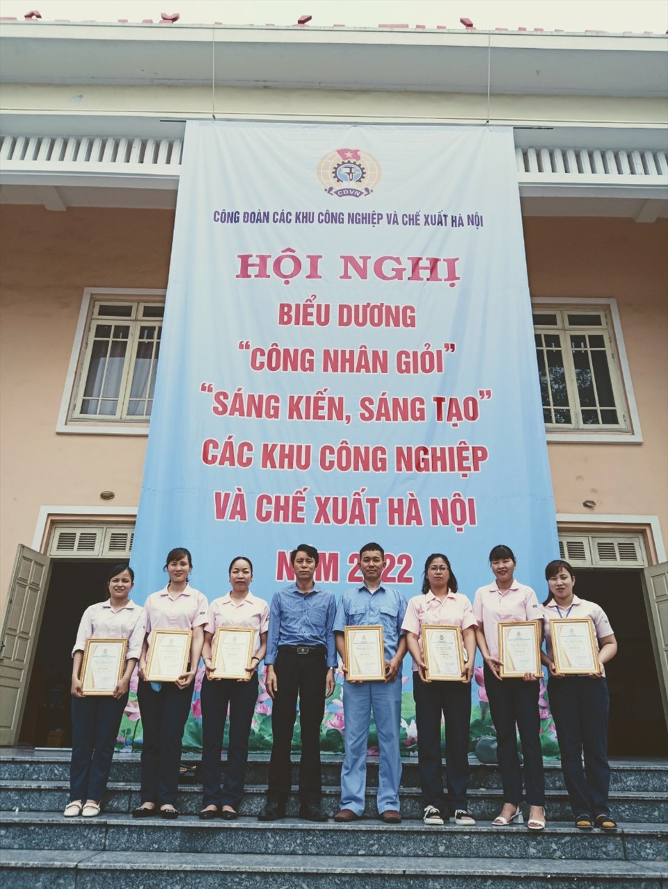Ông Nguyễn Đức Nhân (thứ 3 từ trái sang) – Chủ tịch Công đoàn và công nhân Công ty TNHH Asti Hà Nội đạt danh hiệu trong các phong trào thi đua. Ảnh: CĐCT