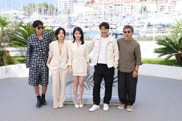 Đoàn diễn viên phim “Broker” diễn viên Song Kang Ho, Kang Dong Won, Lee Ji Eun (IU), Lee Joo Young và đạo diễn