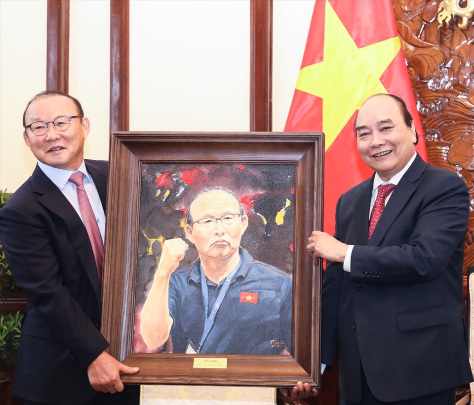 Chủ tịch nước Nguyễn Xuân Phúc tặng tranh lưu niệm HLV Đội tuyển bóng đá nam SEA Games 31 Park Hang Seo. Ảnh: VPCTN