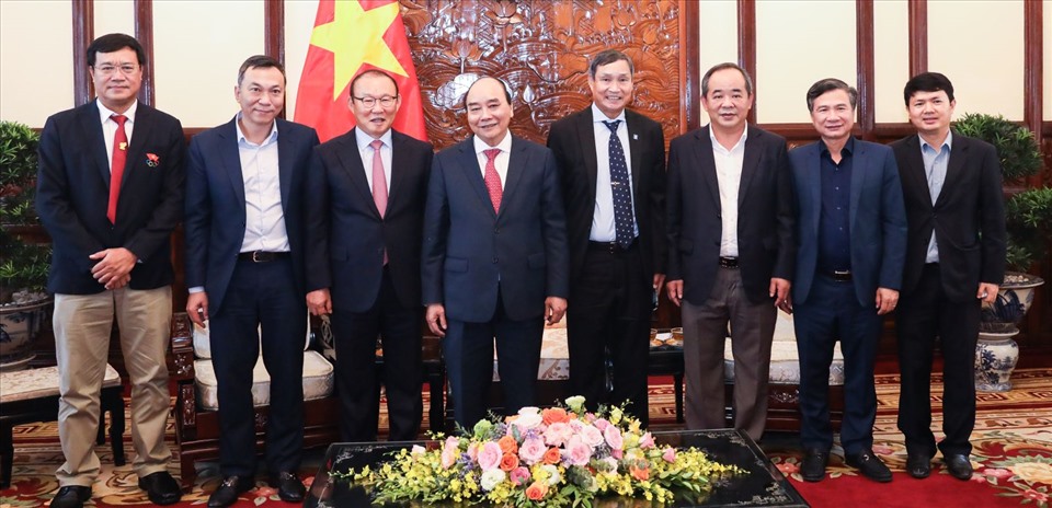 Chủ tịch nước Nguyễn Xuân Phúc chụp ảnh lưu niệm cùng các đại biểu tham dự. Ảnh: VPCTN