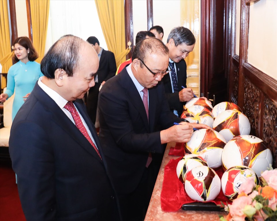 Chủ tịch nước Nguyễn Xuân Phúc chụp ảnh lưu niệm cùng các đại biểu tham dự. Ảnh: VPCTN