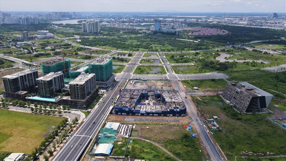 Trái ngược với hoang sơ của bán đảo Thanh Đa, bán đảo Thủ Thiêm đã dần lộ hình hài của một khu đô thị hiện đại nhờ hạ tầng kết nối và nhiều dự án đầu tư.