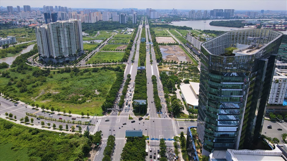 Đại lộ Mai Chí Thọ đóng vai trò là trục xuyên tâm, với tổng mức đầu tư hơn 13.400 tỷ đồng, làn đường rộng đến 140 m, giúp kết nối bán đảo Thủ Thiêm với trung tâm quận 1 và cao tốc TP. HCM - Long Thành - Dầu Giây.