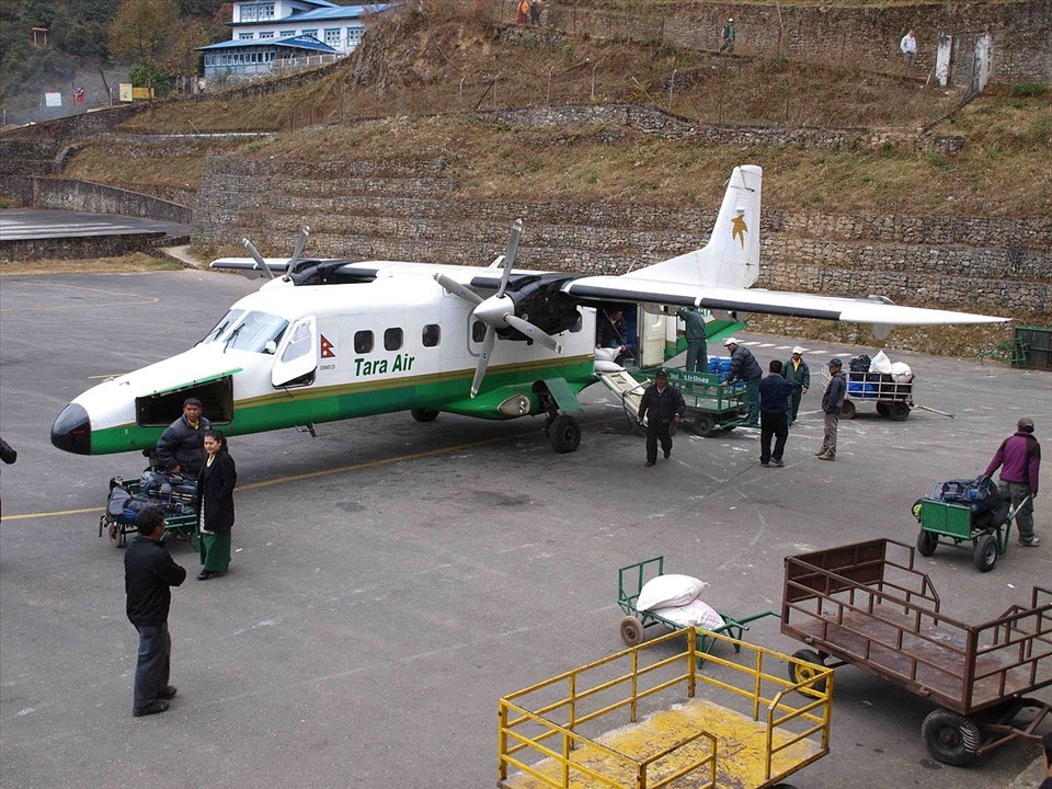 The plane of a private airline in Nepal carrying 22 people, including 4 Indians and 2 other foreigners, went missing in bad weather on May 29.  The plane crashed while flying from the tourist town of Pokhara to Jomsom, 80km away.  Interior Ministry spokesman Phanindra Mani Pokharel said two helicopters were deployed to search for the missing plane.  However, visibility in this area is very limited.  Illustrated by Wiki
