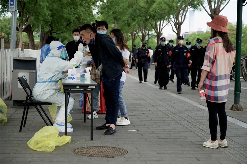 Tại Thượng Hải, Bắc Kinh và nhiều thành phố lớn khác ở Trung Quốc đang siết các biện pháp kiểm soát để đạt mục tiêu zero COVID, trừng phạt công sở vi phạm quy định và kêu gọi người dân hạn chế di chuyển. Ảnh: AFP