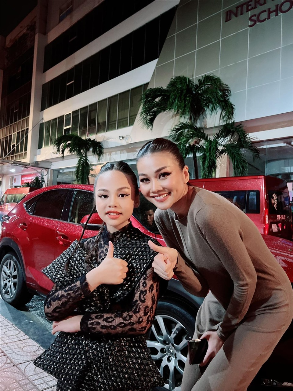 Tham gia trình diễn cùng siêu mẫu Thanh Hằng, Hiểu Anh cũng được nữ siêu mẫu hướng dẫn những bước catwalk trên sàn diễn.