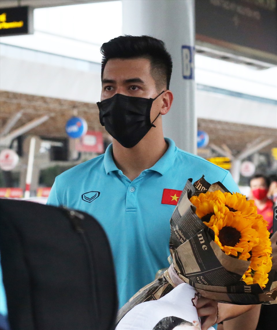 Tiến Linh nhận hoa và quà từ người hâm mộ. Anh chính là một trong những nhân tố quan trọng giúp U23 Việt Nam giành huy chương vàng SEA Games 31 vừa qua.