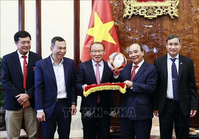 Chủ tịch nước Nguyễn Xuân Phúc  Park Hang Seo.- Ảnh: TTXVN