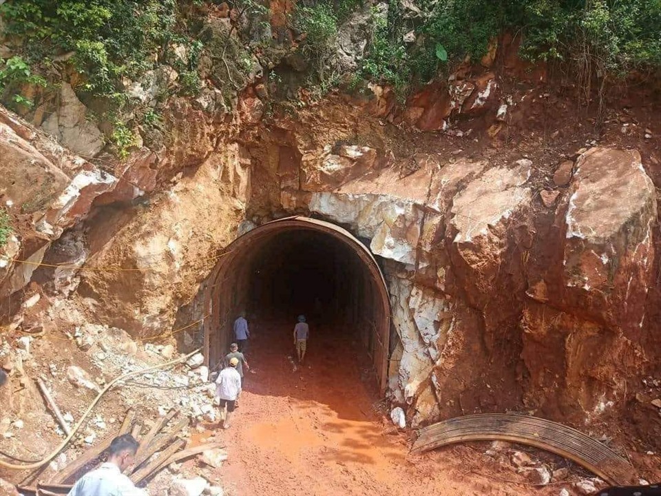 Đường hầm vào một khu vực khai thác quặng của doanh nghiệp vào sâu trong lòng đất tại xã Châu Hồng. Ảnh: Minh Khuê