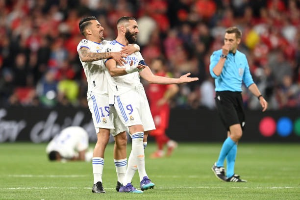 Jurgen Klopp không thể làm được gì hơn là chứng kiến Real Madrid ăn mừng chiến quả tuyệt vời. Ảnh: AFP