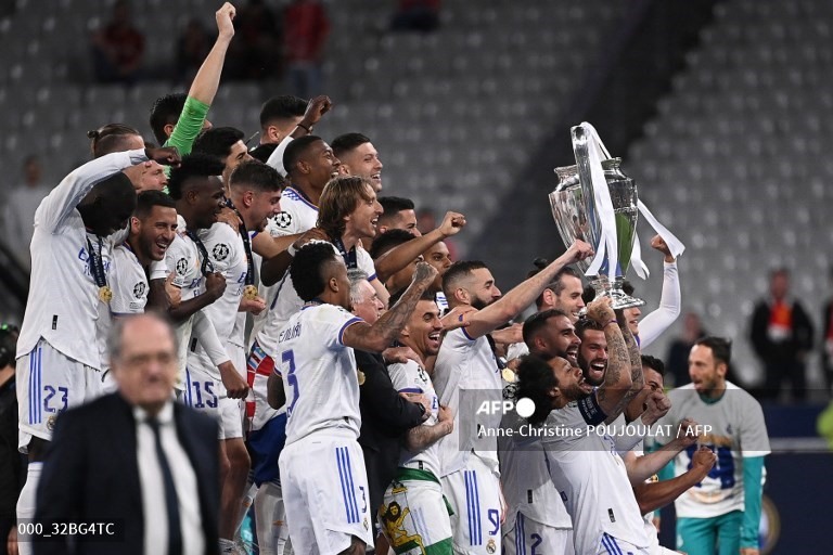 Lần thứ 14, tên của Real Madrid được khắc lên chiếc Cúp vô địch Chamipions League. Ảnh: AFP