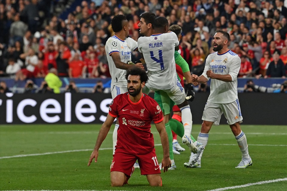 Pha cản phá không tưởng của Courtois khiến Salah cay đắng. Ảnh: UEFA