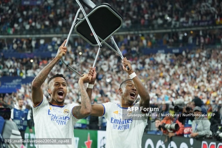 David Alaba tiếp tục ăn mừng cùng “chiếc ghế may mắn” đã trở thành thương hiệu của anh ở mùa giải này.