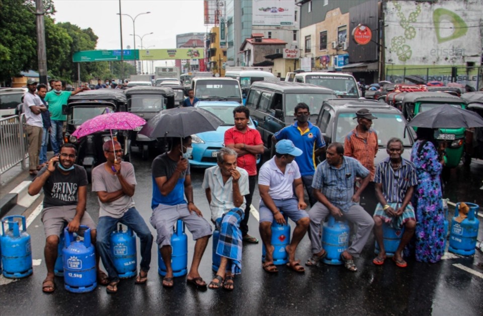 Người dân Sri Lanka ngồi trên các bình gas rỗng phản đối tình trạng thiếu nhiên liệu và khí đốt nấu ăn ở Colombo, ngày 13.5.2022. Ảnh: AFP