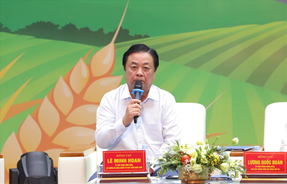 Bộ trưởng Bộ NNPTNT nhận ủy quyền của Thủ tướng đối thoại với nông dân. Ảnh: M.N