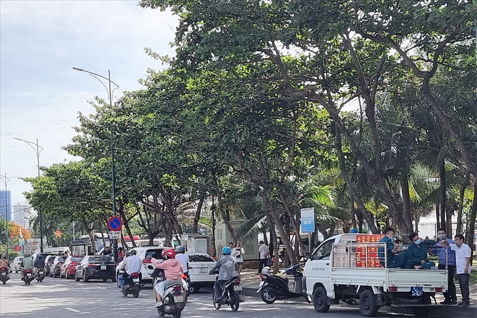 Việc đậu xe kéo dài lên qua khỏi Công viên Cột Cờ, kéo dài lên đến Trung tâm Hỗ trợ khách du lịch TP.Vũng Tàu. Đa phần là các phương tiện mang biển số ngoại tỉnh, nhưng cũng có một số phương tiện mang biển số địa phương. Đáng nói, có một phương tiện của lực lượng chức năng phường Thắng Tam dừng ngay đó nhưng không có hoạt động nhắc nhở người dân, du khách về việc đậu xe. Ảnh: T.A