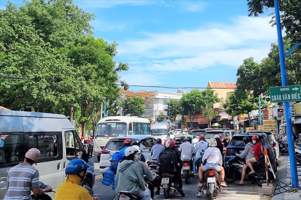 Nhiều phương tiện đậu dọc theo các tuyến đường Hoàng Hoa Thám khiến giao thông có những lúc ùn tắc cục bộ trong sáng 29.5. Ông Nguyễn Hoàng Anh (P3, TP.Vũng Tàu) cho biết khá ngạc nhiên vì cơ quan chức năng để nhiều phương tiện đậu dọc tuyến Hoàng Hoa Thám khiến ùn tắc cục bộ