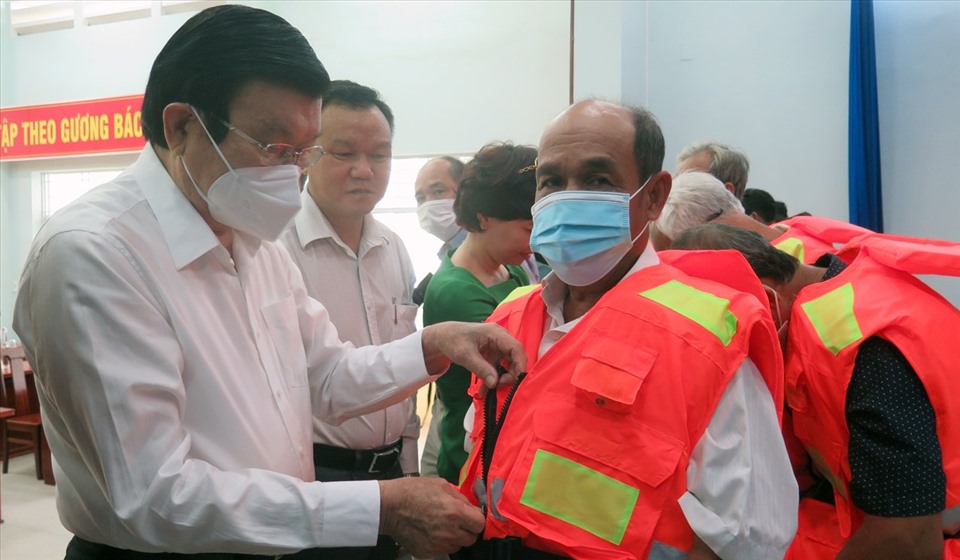 Nguyên Chủ tịch nước Trương Tấn Sang tặng áo phao cho ngư dân.