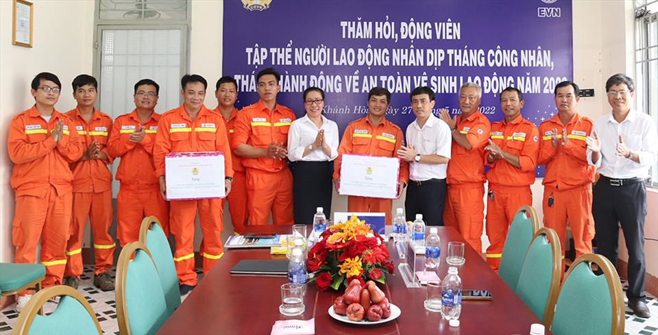 Công đoàn EVNNPT động viên người lao động Truyền tải điện Ninh Thuận và Truyền tải điện Khánh Hòa thuộc Công ty Truyền tải điện 3.