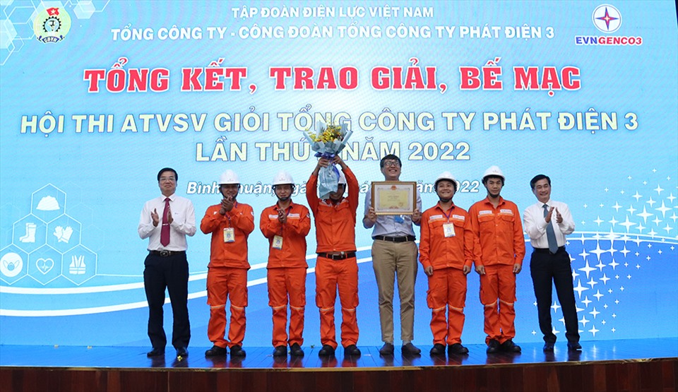 Ban tổ chức trao giải nhất tập thể Hội thi ATVSV Tổng công ty Phát điện 3 – năm 2022 cho Công ty Thủy điện Buôn Kuốp.