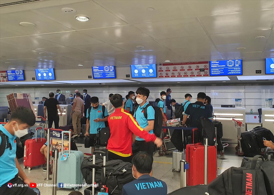 U23 Việt Nam có mặt tại sân bay để di chuyển sang Uzbekistan. Ảnh: VFF
