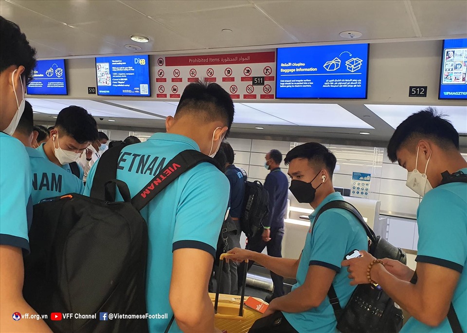 U23 Việt Nam có mặt tại sân bay để di chuyển sang Uzbekistan. Ảnh: VFF