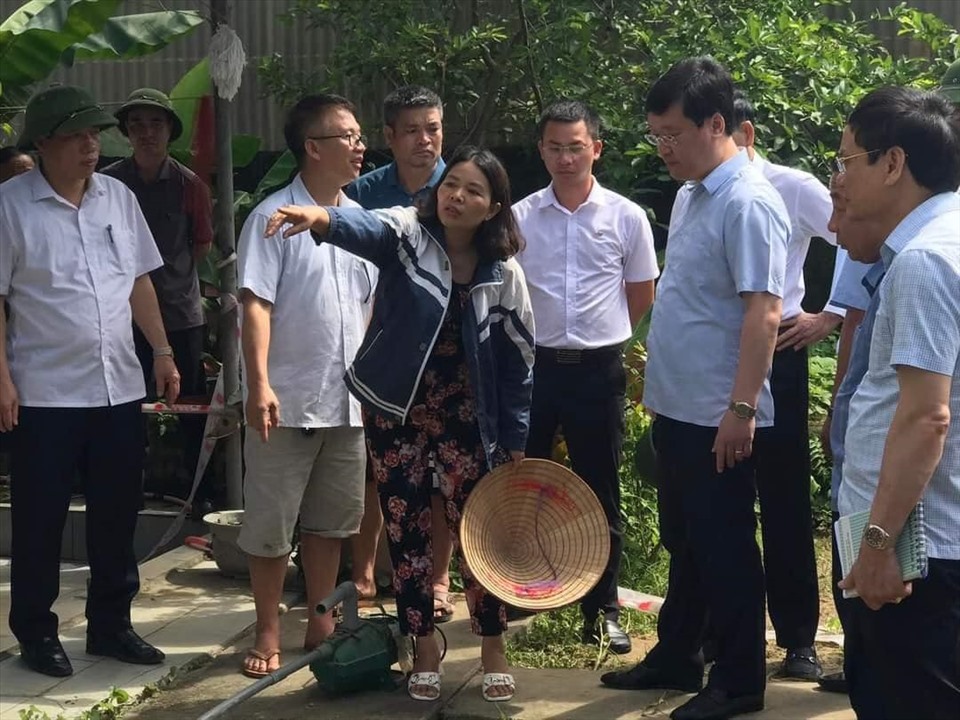 Người dân xã Châu Hồng trình bày với Chủ tịch tỉnh và đoàn công tác về tình trạng sụt lún đất trên địa bàn. Ảnh: QĐ