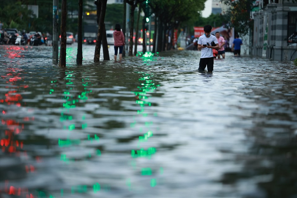 Phố phường như biến thành “sông” sau cơn mưa lớn.