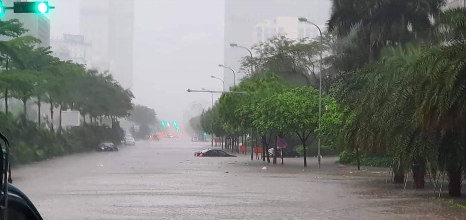 Ô tô “bơi” trên phố Hà Nội vì mưa lớn.