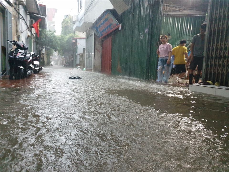 Hà Nội tiếp tục có mưa lớn khiến nhiều đường ngập, đi lại khó khăn. Ảnh: P.Đ