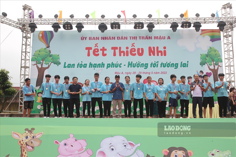Trao đổi với PV, ông Đinh Mạnh Cường – Chủ tịch UBND thị trấn Mậu A, huyện Văn Yên cho biết: “Chương trình được tổ chức nhằm lan tỏa những yêu thương, giúp cho các em được tận hưởng ngày Quốc tế thiếu nhi thật ý nghĩa, hạnh phúc”.