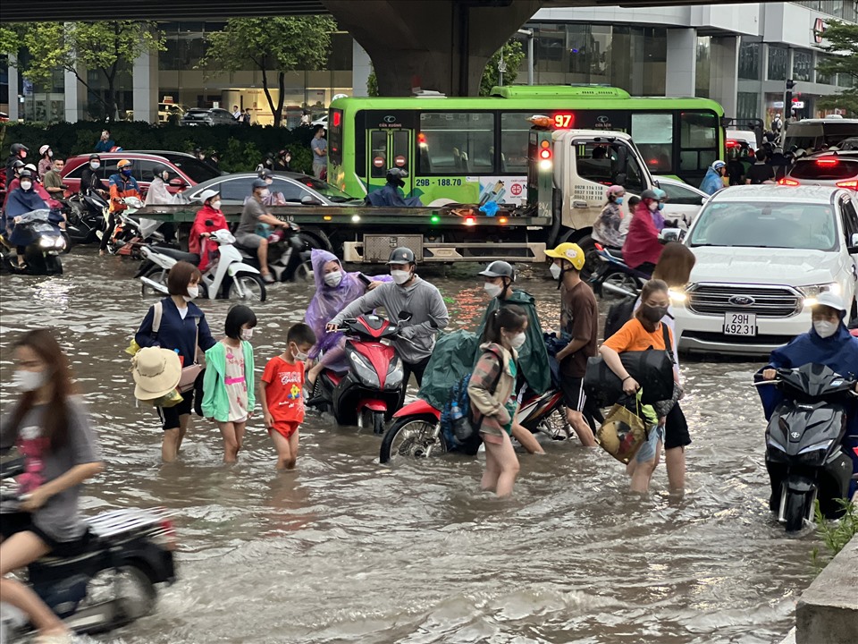 Từ 13h35 chiều nay (29.5), mưa lớn đã diễn ra trên diện rộng tại khu vực nội thành Hà Nội. Lượng mưa đo được cao nhất lên đến 120mm tại quận Cầu Giấy vượt công suất thiết kế của hệ thống thoát nước.