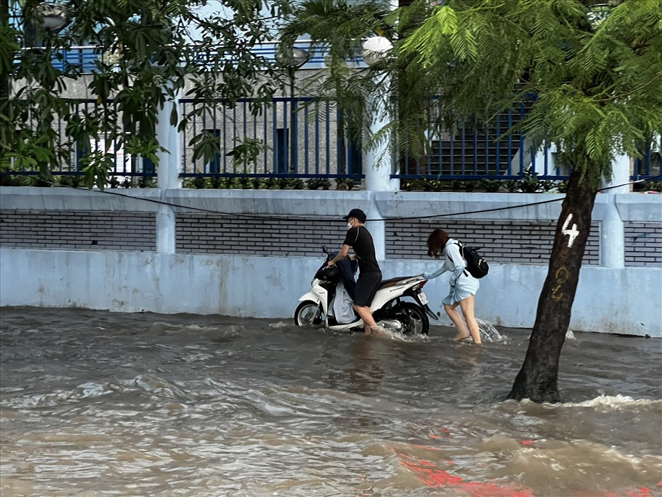 Nhiều chủ phương tiện đã phải chấp nhận đứng chờ cho đến khi nào nước rút thì di chuyển