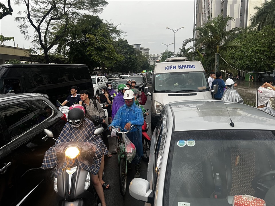 Anh Nguyễn Minh Thanh (Cầu Giấy) cho biết đã đứng chôn chân ở đây 1 tiếng đồng hồ mà chưa thể di chuyển được. Giờ muốn quay đầu lại cũng khó vì các phương tiện phía sau tiếp tục dồn lên.