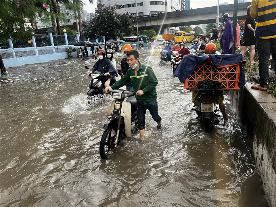 Nhiều người dân phải chấp nhận dắt xe quay đầu vì đi qua ngã tư lại tiếp tục là một điểm tắc tiếp theo