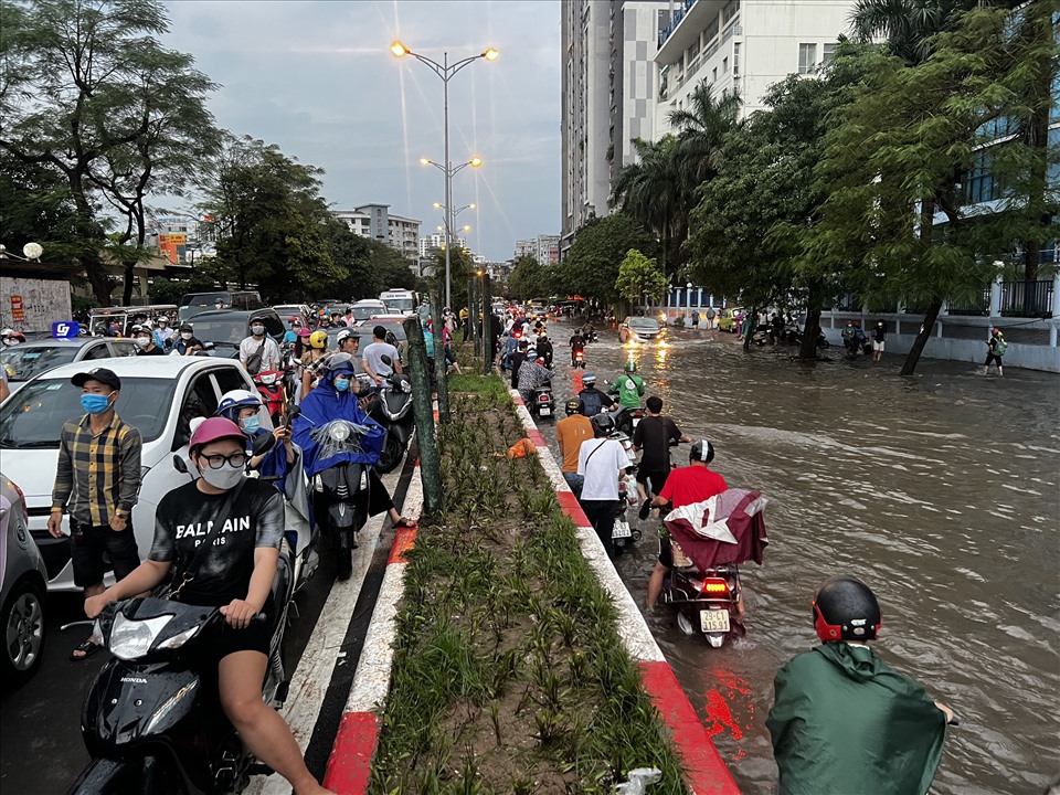 An Khắc cũng cho rằng hệ thống thoát nước của Hà Nội còn yếu nên xảy ra tình trạng cứ mưa to là ngập